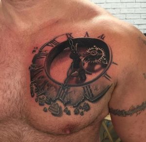 Broken clock Tattoo pectoral