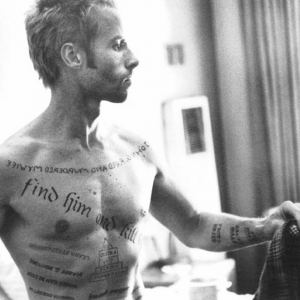 memento guy pierce movie tattoo